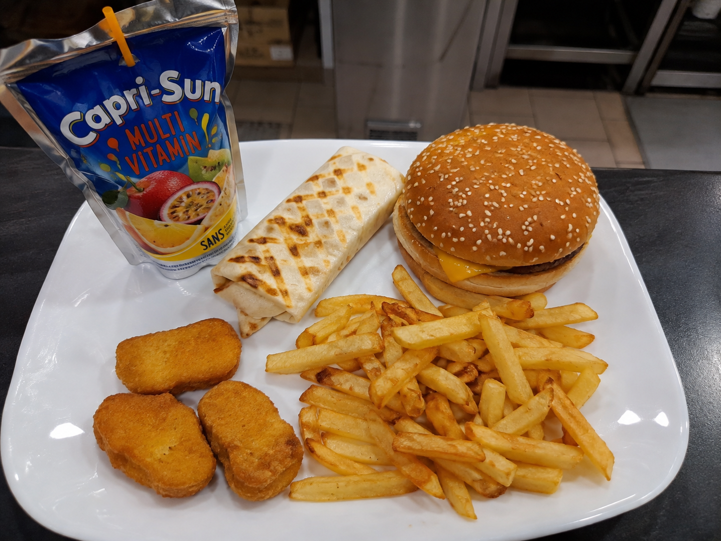 Menu infantil: NUGGETS OU BURGER OU MINI TACOS + Batatas fritas + Capri-sun